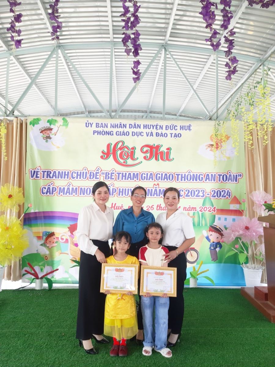 Ngày 26/4/2024 trường Mn Ánh Dương tham gia hội thi bé vẽ tranh với chủ đề "An toàn giao thông" cấp huyện. Kết quả đạt được 1 giải nhất và 1 giải ba. Đây là một trong những hoạt động có ý nghĩa, giúp trẻ nhận thức được việc chấp hành luật an toàn giao thông.